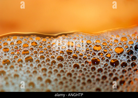 Du savon liquide, formant à la surface de l'eau de lavage. Banque D'Images