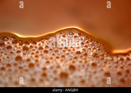 Du savon liquide, formant à la surface de l'eau de lavage. Banque D'Images