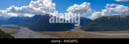 Vue panoramique sur la vallée de la rivière Waimakariri une montagne de Arthurs Pass National Park, New Zealand Banque D'Images