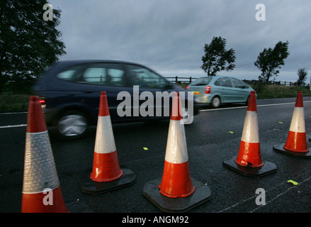 Cônes de circulation sur l'autoroute m6 dans la nuit Banque D'Images