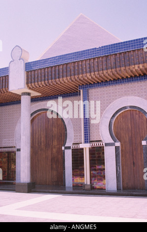 Détail d'extérieur de bâtiment, Centre Commercial Yumbo, quartier Gay, Playa del Ingles, Gran Canaria Island, Spain, Europe. Banque D'Images