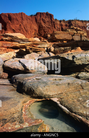 Rockpools et falaises de grès rouge, Pindan Gantheaume Point, Broome, West Coast, en Australie. Banque D'Images