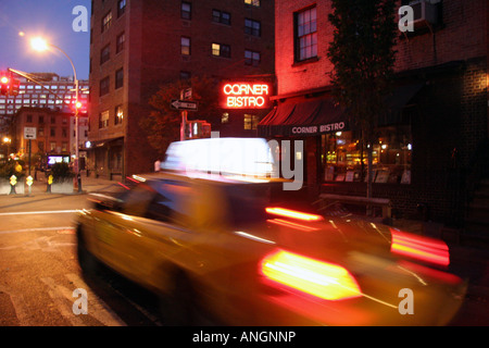 New York Taxi passant le bistro du coin à Greenwich Village dans la nuit Banque D'Images