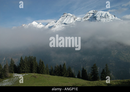Fr De gauche à droite le Doldenhorn Blüemlisalphorn Kander ci-dessus et de la vallée d'Azur Rhône-alpes Suisse Suisse Banque D'Images