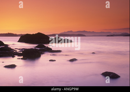 Coucher du soleil à Chesterman Beach, parc national Pacific Rim, l'île de Vancouver, Colombie-Britannique, Canada. Banque D'Images