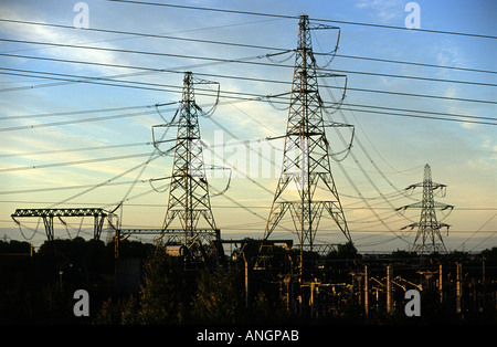 L'électricité à haute tension câbles de puissance et sous station à Braintree dans l'Essex, UK Banque D'Images