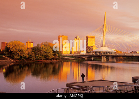 L'automne, de la rivière Rouge et la skyline de Saint-Boniface, Winnipeg, Manitoba, Canada. Banque D'Images