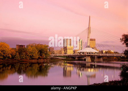 L'automne le long de la rivière Rouge à Winnipeg skyline en arrière-plan, Winnipeg, Manitoba, Canada. Banque D'Images