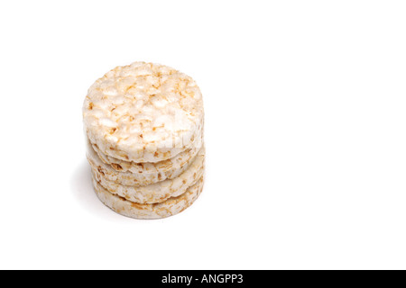 Mini gâteaux de riz comme des bouchées pour les bébés et les petits enfants sur fond blanc Banque D'Images