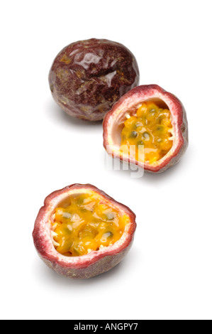 Fruit de la passion de moitié sur fond blanc Banque D'Images