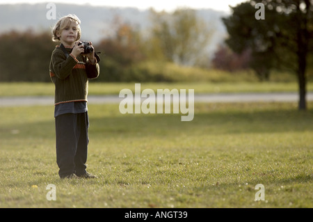 Garçon avec appareil photo numérique Banque D'Images