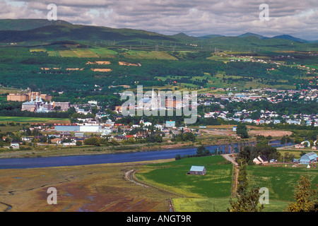 Négliger de ville de Baie-Saint-Paul en été avec Hydro-québec transmission towers en distance, région de Charlevoix, Québec, Cana Banque D'Images