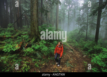 La randonnée femme Lynn Peak Trail à Lynn Headwaters Regional Park, Vancouver, Colombie-Britannique, Canada. Banque D'Images