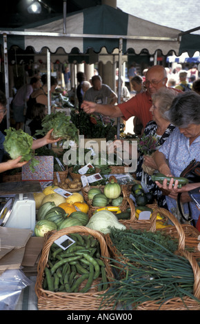 Les produits biologiques en vente au marché des fermiers de Stroud dans le Gloucestershire Angleterre Banque D'Images