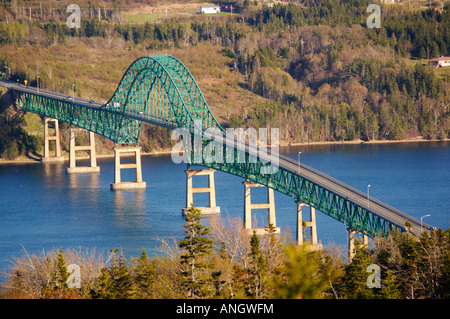 Vue depuis le lac Bras d'Or donnent sur le Kelly's Mountain surplombant le pont sur le Grand Bras d'Or en Nouvelle-Écosse, Canada. Banque D'Images