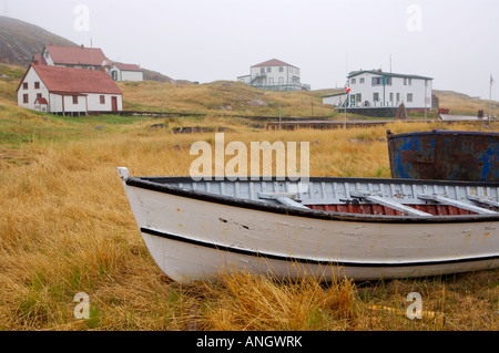 Un vieux bateau de pêche sur la rive de Battle Harbour, île de bataille à l'entrée de l'Inlet St Lewis, Viking Trail Banque D'Images