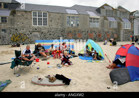 Les vacanciers sur la plage en face d'artistes studios sur la plage de Perran, St Ives, Cornwall, England, UK Banque D'Images