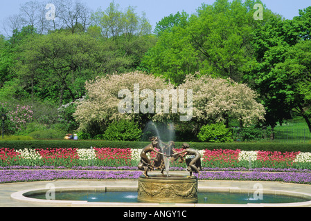 Conservatory Garden New York City Central Park Three Dancing Maidens Fountain et jardins formels au printemps. Frederick Law Olmsted et Calvert Vaux Banque D'Images