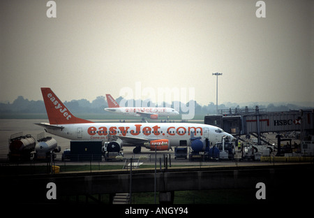 Easy Jet Boeing 737-500 pouvant accueillir à l'aéroport de Londres Stansted à Manchester UK Banque D'Images