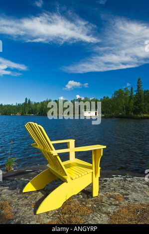Muskoka chaises sur Star Lake, parc provincial de Whiteshell, Manitoba, Canada. Banque D'Images