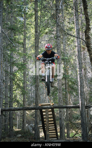 Un vélo de montagne depuis une rampe de lancement à Canmore, Alberta, montagnes Rocheuses, Canada, Banque D'Images