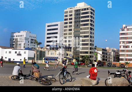 Mer appartements dans le quartier Miraflores de Lima, Pérou, fournir un paramètre pour le sport du peuple--football Banque D'Images