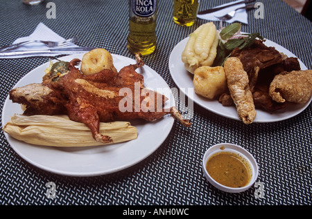 Des plats populaires de la cuisine Péruvienne : cuy choctado ou cobaye (à gauche) et chicharron, croustillant de porc à la cheminée (à droite) Banque D'Images