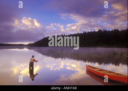 La voler-pêche à l'aube du 108 Mile Lake, British Columbia, Canada. Banque D'Images