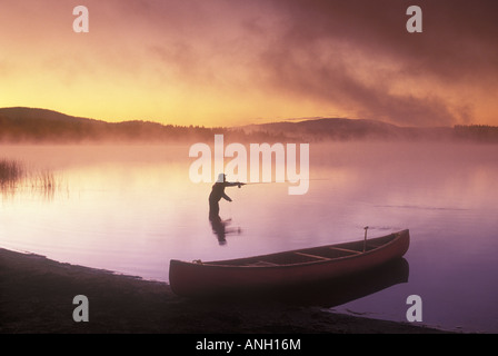 La voler-pêche à l'aube du 108 Mile Lake, British Columbia, Canada. Banque D'Images