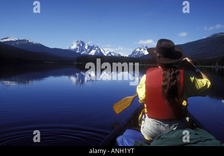 Canoë sur le Turner lacs, Tweedsmuir Park, British Columbia, Canada. Banque D'Images