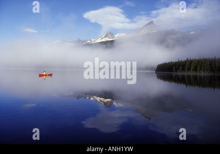 Canoë sur le Turner lacs, Tweedsmuir Park, British Columbia, Canada. Banque D'Images