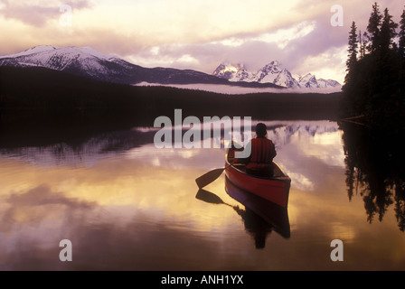 Canoë sur le Turner lacs, Tweedsmuir Park, British Columbia, Canada. Banque D'Images