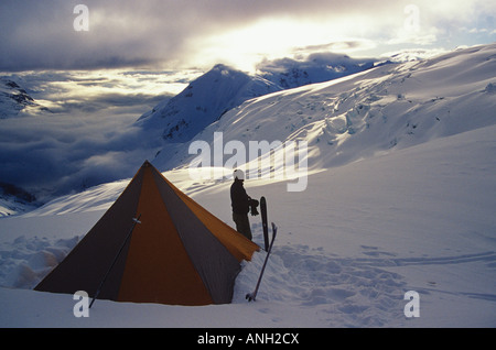 L'homme au lever du soleil sur le Garibaldi Névé traverse, derrière le mont Garibaldi, dans le parc provincial Garibaldi, près de Squamish, en colonne Banque D'Images