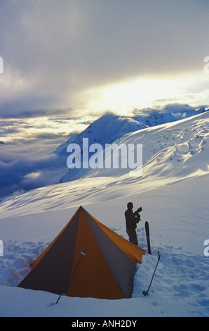 L'homme au lever du soleil sur le Garibaldi Névé traverse, derrière le mont Garibaldi, dans le parc provincial Garibaldi, près de Squamish, en colonne Banque D'Images