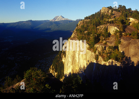 Au coucher du soleil Stawamus Chief, Squamish, avec le mont Garibaldi en arrière-plan, en Colombie-Britannique, Canada. Banque D'Images