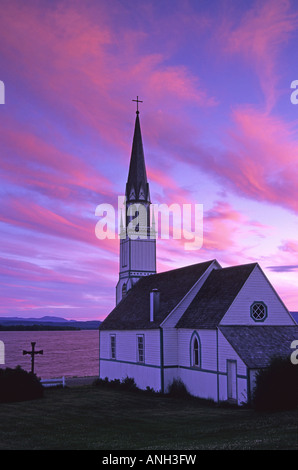 Dame de l'espoir l'Église catholique (construit 1873) et Stuart Lake au coucher du soleil, Fort St James, British Columbia, Canada. Banque D'Images