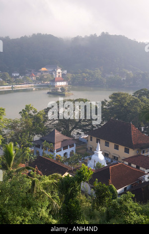 Vue sur le lac de Kandy au Temple de la dent, Kandy, Sri Lanka, Hill Country Banque D'Images