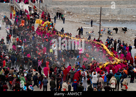 Une longue lignée de moines est un carrieng Tanka énorme d'un monastère de Labrang dans this page ministry strategy dans le Qinghai province Chine Banque D'Images