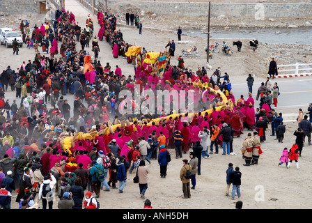 Une longue lignée de moines est un carrieng Tanka énorme d'un monastère de Labrang dans this page ministry strategy dans le Qinghai province Chine Banque D'Images