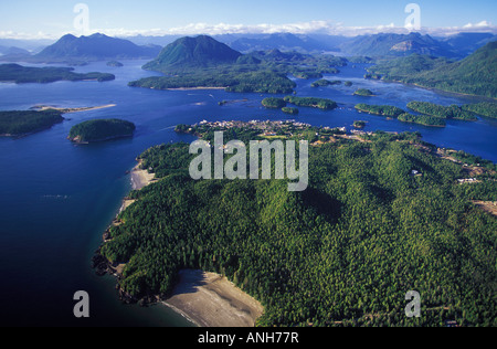 Vue aérienne de Tofino et Clayquot Sound, en Colombie-Britannique, Canada. Banque D'Images