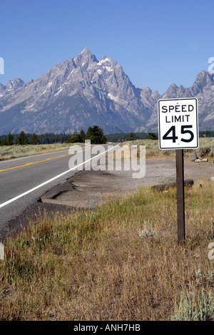 Inscrivez-vous sur la limite de vitesse sur une route de Grand Teton, Wyoming, USA Banque D'Images