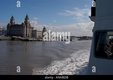LIVERPOOL Royaume-uni Vue du Liver Building et de Pier Head le Mersey Ferry Banque D'Images