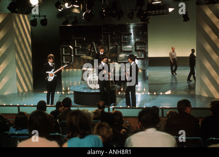 BEATLES sur une émission de télévision britannique en 1964 Banque D'Images