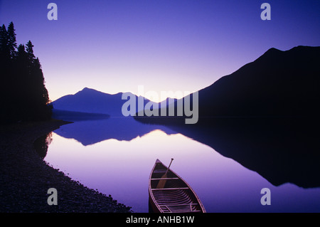 Canoë sur la rive, Bowron Lake Provincial Park, British Columbia, Canada. Banque D'Images