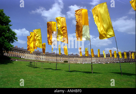 Drapeaux de couleur vive sur la pelouse du Royal Crescent de Bath Somerset Banque D'Images