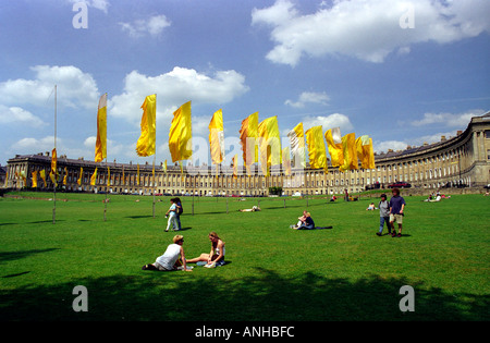 Drapeaux de couleur vive sur la pelouse du Royal Crescent de Bath Somerset Banque D'Images