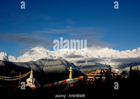 Une rangée de stupas près de ce qu'on appelle 'shangri la ', Yunnan, Chine Banque D'Images