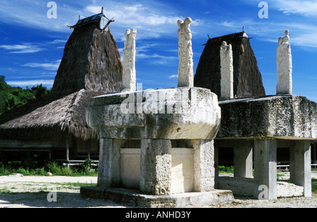 Tombes de dalle à rende village, Sumba, Indonésie Banque D'Images