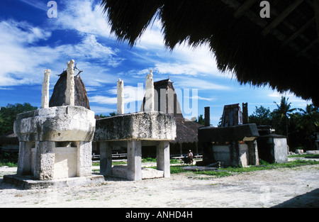 Tombes de dalle à rende village, Sumba, Indonésie Banque D'Images