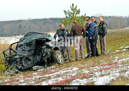 Les pompiers blessés à assister à l'égard des victimes d'accidents d'un chef sur l'accident automobile Banque D'Images